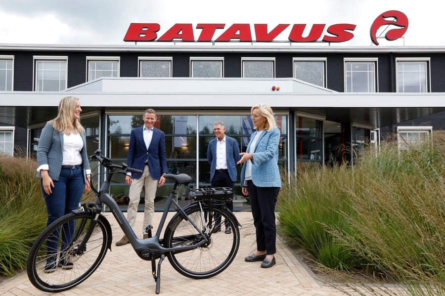 Minister Kaag brengt bliksembezoek aan fietsfabriek van Accell Vlnr Annemarie Jorna (Accell Nederland), Sten van der Ham (Accell Nederland), Ton Anbeek (Accell Group), Minister Sigrid Kaag (Buitenlandse Handel en Ontwikkelings-samenwerking).